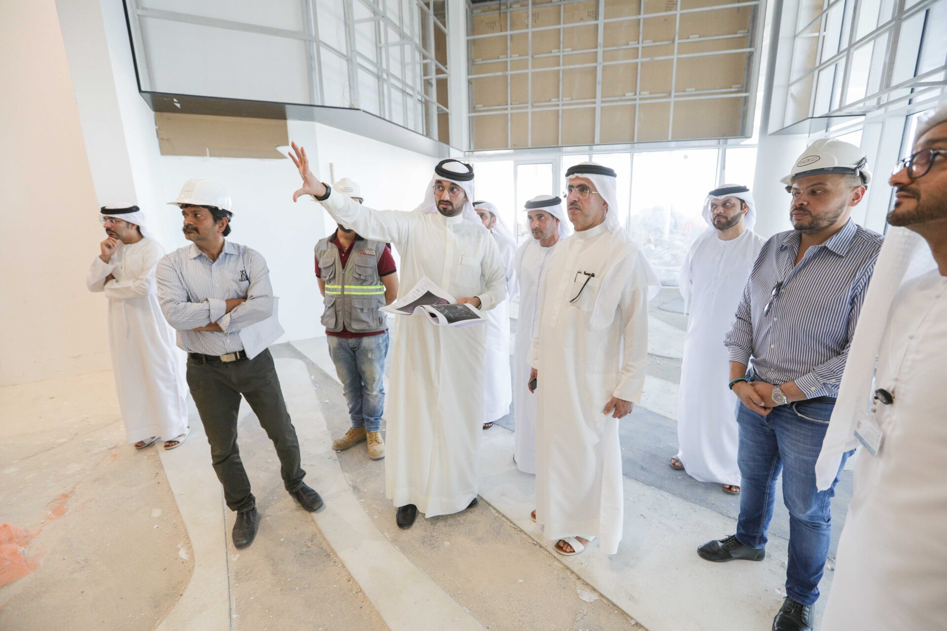 DEWA оценивает прогресс инновационного центра в крупнейшем солнечном парке ОАЭ DEWA оценивает прогресс инновационного центра в крупнейшем солнечном парке ОАЭ
