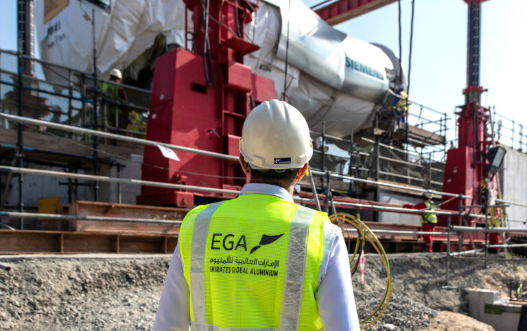 Гигантская газовая турбина перевезена по дороге в EGA Jebel Ali Гигантская газовая турбина перевезена по дороге в EGA Jebel Ali