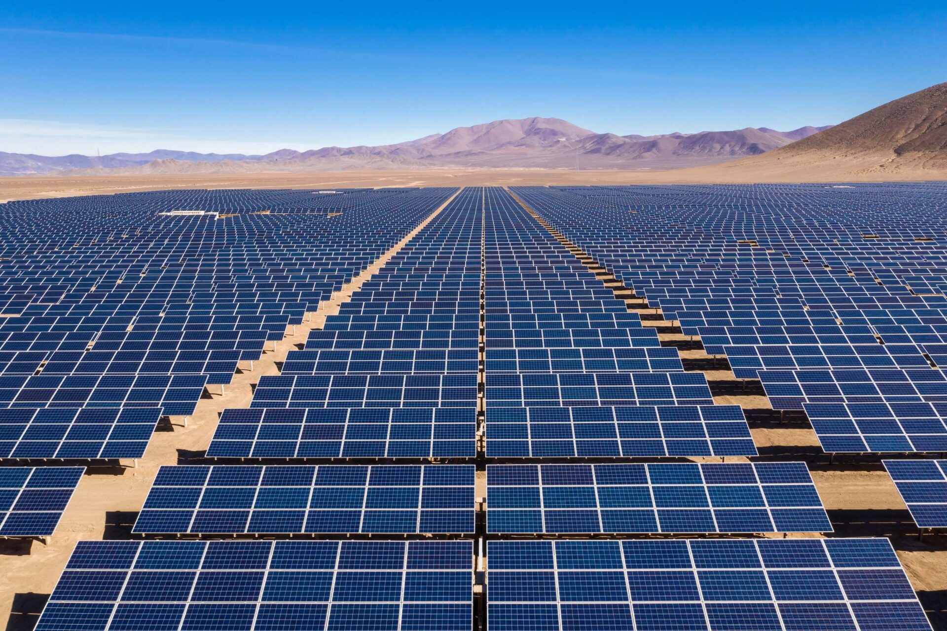 Hitachi ABB Power Grids получила крупный заказ на поддержку интеграции возобновляемой генерации на первой солнечной электростанции в Катаре