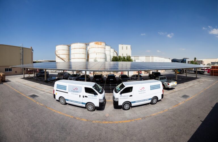 Компания SirajPower из ОАЭ запускает свой первый солнечный навес для автомобилей
