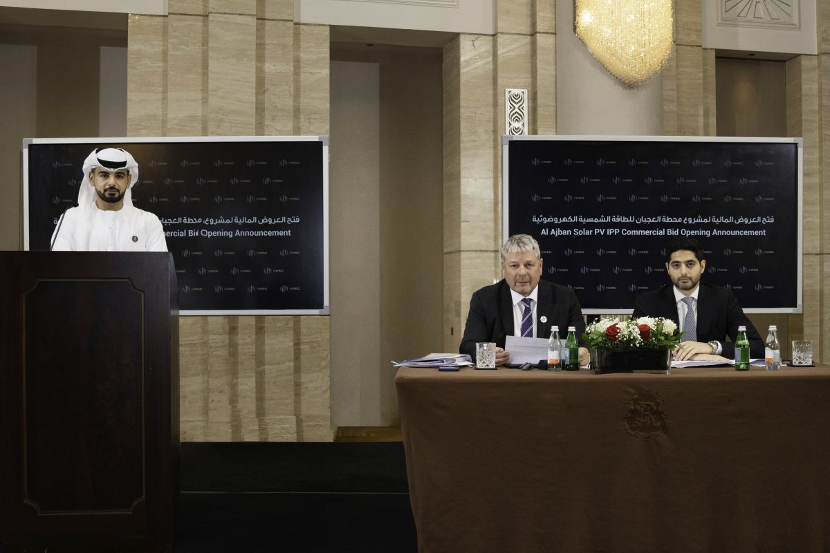 Солнечный фотоэлектрический проект Al Ajban компании EWEC получил предложения от 4 энергетических компаний