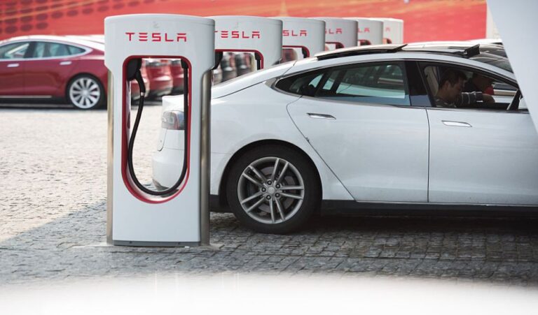 Электромобили Tesla выходят на рынок ОАЭ